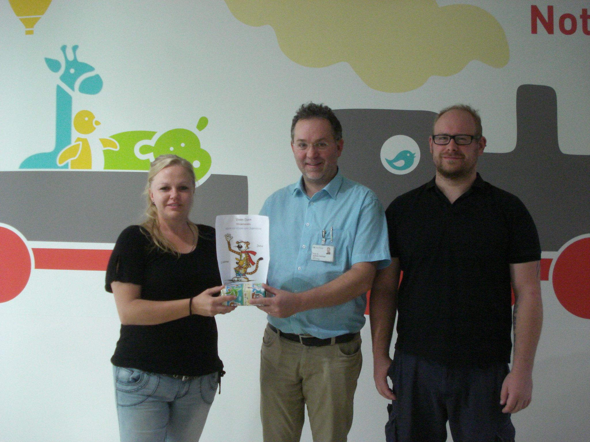 Miriam und Oliver Schulz spenden 200 € an den Förderverein der Klinik für Kinder und Jugendliche
