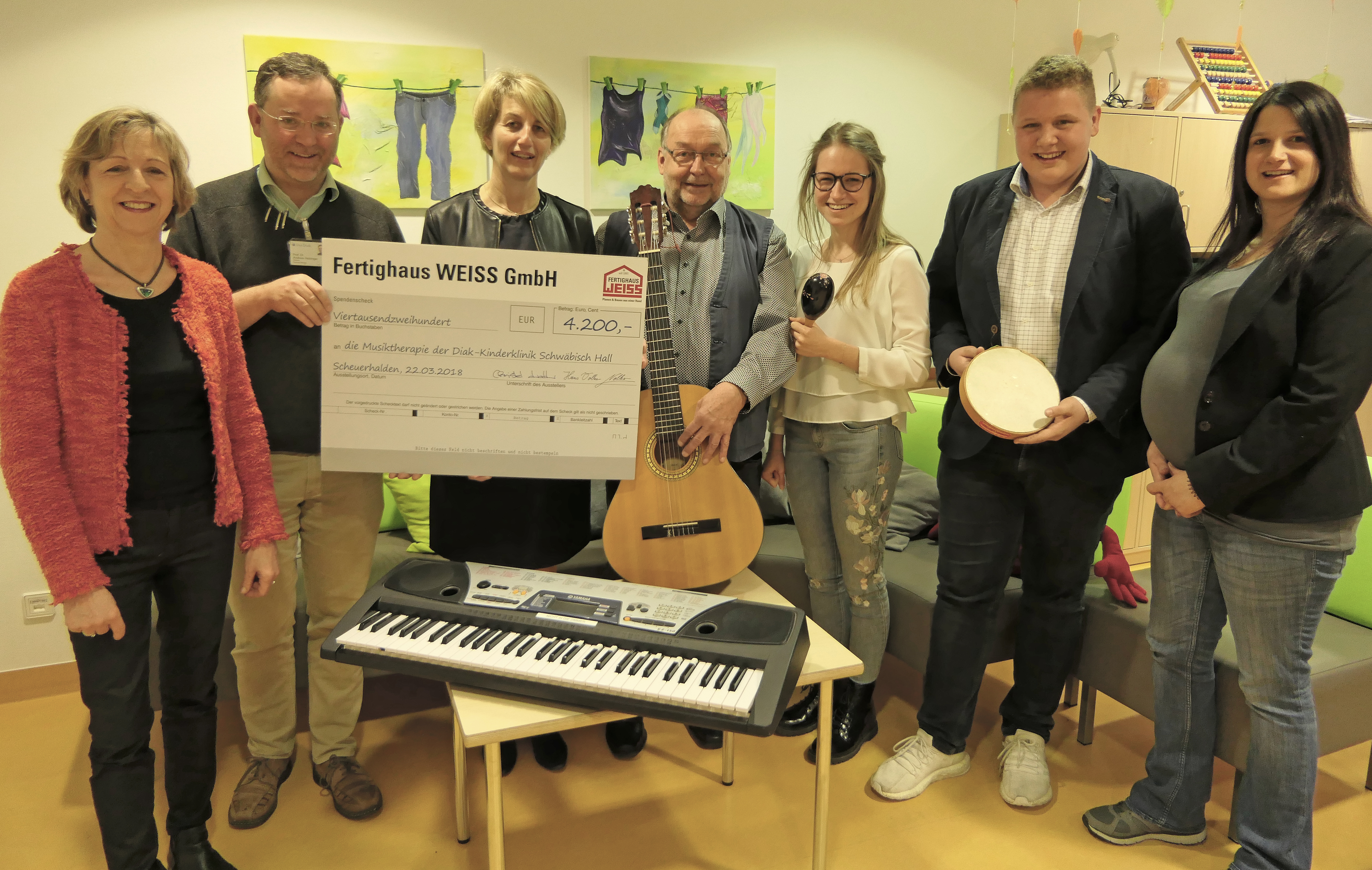 Fertighaus Weiss spendet 4.200 Euro für die Musiktherapie